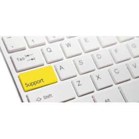 Computer Tastatur mit gelb hervorgehobener Support Taste, die symbolisch auf unseren Pikett Dienst hinweist.