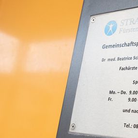 Beschilderung Praxiseingang Strahlentherapie Fürstenfeldbruck