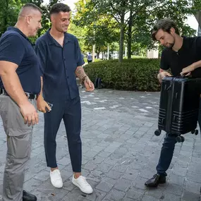 Das Swiss All Security Sicherheitsteam führt auf Baustellen tägliche Rundgänge durch und protokolliert den Baufortschritt, um mögliche Gefahren rechtzeitig zu identifizieren. Durch regelmäßige Überprüfung von Zäunen, Absperrungen und Sicherheitsmaßnahmen stellen sie einen sicheren Arbeitsbereich für das Baupersonal sicher.