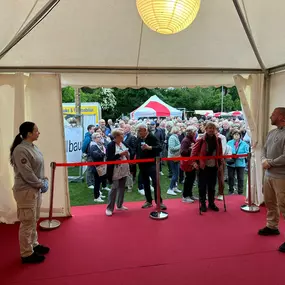 Das Swiss All Security Sicherheitsteam führt auf Baustellen tägliche Rundgänge durch und protokolliert den Baufortschritt, um mögliche Gefahren rechtzeitig zu identifizieren. Durch regelmäßige Überprüfung von Zäunen, Absperrungen und Sicherheitsmaßnahmen stellen sie einen sicheren Arbeitsbereich für das Baupersonal sicher.