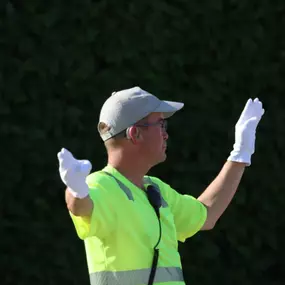 Das Swiss All Security Sicherheitsteam führt auf Baustellen tägliche Rundgänge durch und protokolliert den Baufortschritt, um mögliche Gefahren rechtzeitig zu identifizieren. Durch regelmäßige Überprüfung von Zäunen, Absperrungen und Sicherheitsmaßnahmen stellen sie einen sicheren Arbeitsbereich für das Baupersonal sicher.