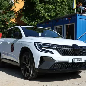 Das Swiss All Security Sicherheitsteam führt auf Baustellen tägliche Rundgänge durch und protokolliert den Baufortschritt, um mögliche Gefahren rechtzeitig zu identifizieren. Durch regelmäßige Überprüfung von Zäunen, Absperrungen und Sicherheitsmaßnahmen stellen sie einen sicheren Arbeitsbereich für das Baupersonal sicher.