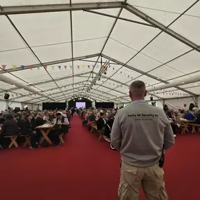 Das Swiss All Security Sicherheitsteam führt auf Baustellen tägliche Rundgänge durch und protokolliert den Baufortschritt, um mögliche Gefahren rechtzeitig zu identifizieren. Durch regelmäßige Überprüfung von Zäunen, Absperrungen und Sicherheitsmaßnahmen stellen sie einen sicheren Arbeitsbereich für das Baupersonal sicher.