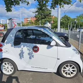 Das Swiss All Security Sicherheitsteam führt auf Baustellen tägliche Rundgänge durch und protokolliert den Baufortschritt, um mögliche Gefahren rechtzeitig zu identifizieren. Durch regelmäßige Überprüfung von Zäunen, Absperrungen und Sicherheitsmaßnahmen stellen sie einen sicheren Arbeitsbereich für das Baupersonal sicher.