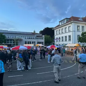 Das Swiss All Security Sicherheitsteam führt auf Baustellen tägliche Rundgänge durch und protokolliert den Baufortschritt, um mögliche Gefahren rechtzeitig zu identifizieren. Durch regelmäßige Überprüfung von Zäunen, Absperrungen und Sicherheitsmaßnahmen stellen sie einen sicheren Arbeitsbereich für das Baupersonal sicher.