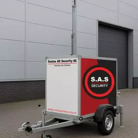 Das Swiss All Security Sicherheitsteam führt auf Baustellen tägliche Rundgänge durch und protokolliert den Baufortschritt, um mögliche Gefahren rechtzeitig zu identifizieren. Durch regelmäßige Überprüfung von Zäunen, Absperrungen und Sicherheitsmaßnahmen stellen sie einen sicheren Arbeitsbereich für das Baupersonal sicher.