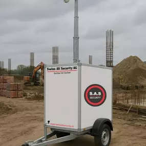 Das Swiss All Security Sicherheitsteam führt auf Baustellen tägliche Rundgänge durch und protokolliert den Baufortschritt, um mögliche Gefahren rechtzeitig zu identifizieren. Durch regelmäßige Überprüfung von Zäunen, Absperrungen und Sicherheitsmaßnahmen stellen sie einen sicheren Arbeitsbereich für das Baupersonal sicher.