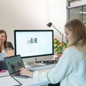 BUZZINTALENTS ist eine renommierte Influencer-Agentur aus Köln, die sich darauf spezialisiert hat, Marken und Menschen zusammenzubringen und herausragende Influencer-Kampagnen zu entwickeln. Als Full-Service Influencer Agentur platzieren wir Marken, Produkte und Botschaften in perfekte Inszenierung und erreichen damit Deinen individuellen Zielkunden: effektiv, zielorientiert und in professionellster Umsetzung.