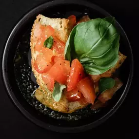 Bruschetta - Geröstetes Brot mit Basilikum und marinierte Tomaten