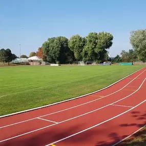 Intensiv-Reinigung der Tartanbahn mit der Spezial-Reinigungsmaschine