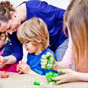 kinder basteln mit bunten tüchern