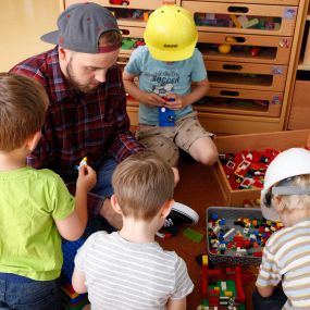 erzieher spielt mit kindern