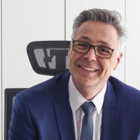 Agenturinhaber Oliver Fadel - AXA Versicherung Neugebauer GmbH & Co. KG - Kfz Versicherung in Leverkusen
