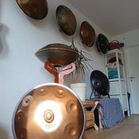 Du bist auf der Suche nach einer passenden Handpan? Im Handpan-Showroom Dresden bieten wir Dir eine abwechslungsreiche Auswahl der unterschiedlichsten Instrumente von verschiedenen Herstellern zum ausprobieren und kaufen an.