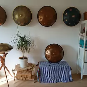 Du bist auf der Suche nach einer passenden Handpan? Im Handpan-Showroom Dresden bieten wir Dir eine abwechslungsreiche Auswahl der unterschiedlichsten Instrumente von verschiedenen Herstellern zum ausprobieren und kaufen an.