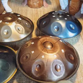 Unsere Vertreter nehmen sich die Zeit, Dich in die Welt der Handpans einzuführen, Dir die Möglichkeiten und Unterschiede näher zu bringen und auf Deine Fragen und Vorlieben einzugehen. Mit ihrer Unterstützung findest Du garantiert eine zu Dir passende Handpan. Bitte vereinbare im Vorfeld einen Termin.