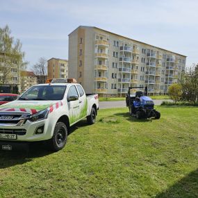 Pick Up und Rasentraktor für Hausmeisterdienste, Rundgänge, Sicherheits- oder Sichtprüfungen und Gebäudereinigungen. Ilmenauer Gebäudedienste GmbH, Service rund ums Haus, Gebäudeservice und Hausmeisterdienst in Ilmenau, Thüringen.