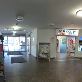Aussenansicht der Poseidon-Apotheke