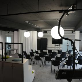 Ihr sucht eine besondere Location für eure nächste Tagung oder euren nächsten Workshop in Stuttgart? Oder braucht für ein-zwei Stunden einen ruhigen Ort für ein (virtuelles) Meeting oder einen Büroraum? Dann haben wir in der Kreativ-Arena in Stuttgart-West (mit der Stadtbahn nur 5 Minuten vom Hauptbahnhof) sicher den passenden Raum für euch. Und on top: ein Mietstudio für Podcastaufnahmen und Audioproduktionen, Foto- und Video Shootings. 

Das Besondere an den Räumen in der Kreativ-Arena: Die fl