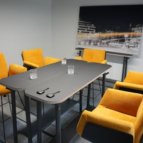 Ihr sucht eine besondere Location für eure nächste Tagung oder euren nächsten Workshop in Stuttgart? Oder braucht für ein-zwei Stunden einen ruhigen Ort für ein (virtuelles) Meeting oder einen Büroraum? Dann haben wir in der Kreativ-Arena in Stuttgart-West (mit der Stadtbahn nur 5 Minuten vom Hauptbahnhof) sicher den passenden Raum für euch. Und on top: ein Mietstudio für Podcastaufnahmen und Audioproduktionen, Foto- und Video Shootings. 

Das Besondere an den Räumen in der Kreativ-Arena: Die fl