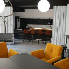 Ihr sucht eine besondere Location für eure nächste Tagung oder euren nächsten Workshop in Stuttgart? Oder braucht für ein-zwei Stunden einen ruhigen Ort für ein (virtuelles) Meeting oder einen Büroraum? Dann haben wir in der Kreativ-Arena in Stuttgart-West (mit der Stadtbahn nur 5 Minuten vom Hauptbahnhof) sicher den passenden Raum für euch. Und on top: ein Mietstudio für Podcastaufnahmen und Audioproduktionen, Foto- und Video Shootings. 

Das Besondere an den Räumen in der Kreativ-Arena: Die fl