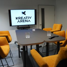 Ihr sucht eine besondere Location für eure nächste Tagung oder euren nächsten Workshop in Stuttgart? Oder braucht für ein-zwei Stunden einen ruhigen Ort für ein (virtuelles) Meeting oder einen Büroraum? Dann haben wir in der Kreativ-Arena in Stuttgart-West (mit der Stadtbahn nur 5 Minuten vom Hauptbahnhof) sicher den passenden Raum für euch. Und on top: ein Mietstudio für Podcastaufnahmen und Audioproduktionen, Foto- und Video Shootings. 

Das Besondere an den Räumen in der Kreativ-Arena: Die fl