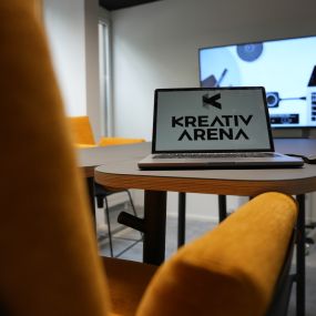 Ihr sucht eine besondere Location für eure nächste Tagung oder euren nächsten Workshop in Stuttgart? Oder braucht für ein-zwei Stunden einen ruhigen Ort für ein (virtuelles) Meeting oder einen Büroraum? Dann haben wir in der Kreativ-Arena in Stuttgart-West (mit der Stadtbahn nur 5 Minuten vom Hauptbahnhof) sicher den passenden Raum für euch. Und on top: ein Mietstudio für Podcastaufnahmen und Audioproduktionen, Foto- und Video Shootings. 

Das Besondere an den Räumen in der Kreativ-Arena: Die fl