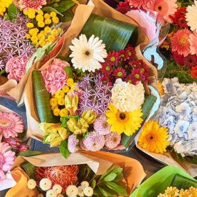 Floristik:
Wir führen Floristik im Windfang unseres Marktes – besuchen Sie die Abteilung mit frischen Blumen!
