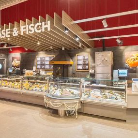 Frischetheke:
Kaufen Sie an unserer Frischetheke köstliche Fleisch-, Wurst- und Käseprodukte. Zudem bieten wir Ihnen schmackhaften frischen Fisch.