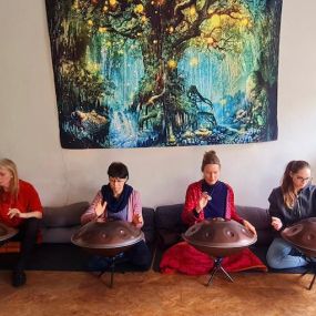 Du möchtest Handpan spielen lernen und brauchst Unterstützung und Impulse? Wir bieten Handpanunterricht in Form von Einzelstunden aber auch Handpan Kurse und Workshops in Gruppen an. Bei Interesse kontaktiere uns bitte.