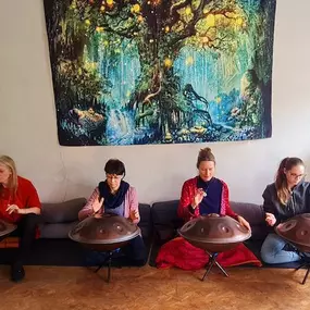 Du möchtest Handpan spielen lernen und brauchst Unterstützung und Impulse? Wir bieten Handpanunterricht in Form von Einzelstunden aber auch Handpan Kurse und Workshops in Gruppen an. Bei Interesse kontaktiere uns bitte.