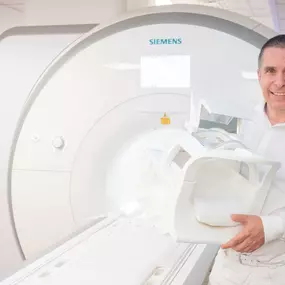 Bild von Dr. Lins | Ihre MRT Radiologie Privatpraxis Stuttgart | Schnelle Termine Vorsorge und mehr