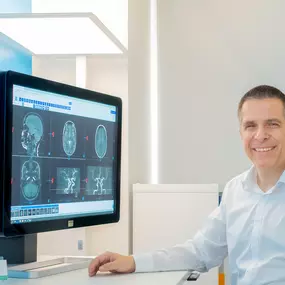 Bild von Dr. Lins | Ihre MRT Radiologie Privatpraxis Stuttgart | Schnelle Termine Vorsorge und mehr