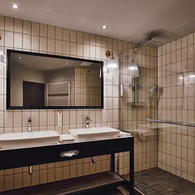 Corner Suite bathroom