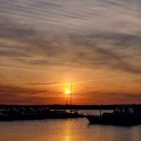 Blick auf den Sonnenuntergang über der Müritz.