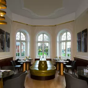 Das moderne und zeitgemäß eingerichtete Restaurant bietet Kulinarik von höchster Qualität, bevorzugt aus regionalem, eigenem Anbau. Die Gerichte vereinen traditionelle Rezepte mit der Raffinesse der gehobenen Küche in überraschenden Kreationen. Hinzu kommt die umfangreiche internationale Weinkarte.
