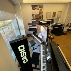 Wir sind Fachhändler für CASIO Digital Pianos. Probieren Sie bei uns die digitalen Instrumente und finden für sich heraus, was zu Ihnen passt. Wir beraten Sie gerne.