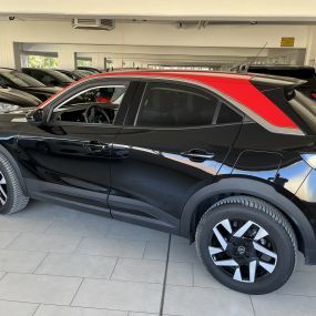 Opel Mokka in schwarz und rot