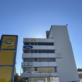 Autohaus Kropf Außenansicht Geäude mit Opel Tafel
