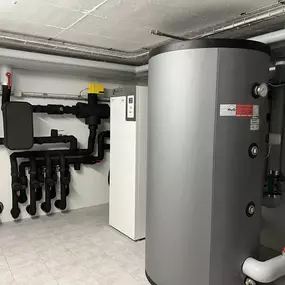 Umbau/Neubau Erdsonden Wärmepumpe mit Freecooling - Gewerbe-/ und Wohnungsbau