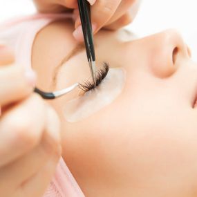 in unserem Basler Kosmetiksalon bieten wir alles von Maniküre und Pediküre bis hin zu Wimpernverlängerung und Augenbrauenstyling. Erleben Sie Wellness für Ihre Schönheit!