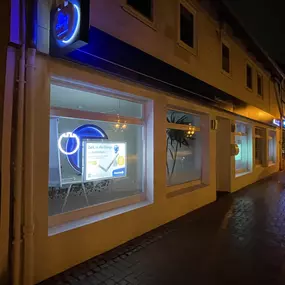 Unsere Geschäftsstelle am Freiheitsplatz bei Nacht