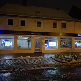 Unsere Geschäftsstelle am Freiheitsplatz bei Nacht