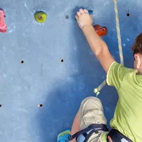 Kind beim Klettern | Ergotherapie | Cornelia Eibl | München