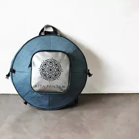 Die Handpan Rucksacktasche von Kita ist aus einem 3cm dicken Schaumstoff gefertigt, der weich und schützend Deine Handpan sicher einbettet. Die äußere Schicht besteht aus einem wasserdichten und strapazierfähigen Stoff, der es auch abkann, wenn Du ihn mal gröber über den Boden schleifst. An der Voderseite des Softcases ist eine zusätzliche Tasche angebracht, welche mit dem  Kita Pantam - Logo aus künstlerischem Bild und Name verziert ist. Diese bietet ausreichend Stauraum für zum Beispiel Dein P