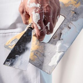 Präzise Malerarbeiten:
Qualifizierte Maler garantieren einen sauberen, gleichmäßigen Anstrich, der den Raum aufwertet und schützt. Modernste Techniken und Materialien gewährleisten ein herausragendes Finish und dauerhafte Schönheit.