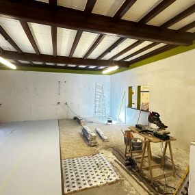 Plâtrer murs et lissage pour recevoir papier peint