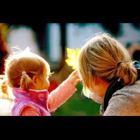 pme Familienservice Lernwelten Kita Klaus Grohe Kinderbetreuungseinrichtung Eltern und Kind natur erleben jahrszeiten entdecken details beobachten