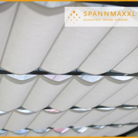Die SPANNMAXXL Wolkenbahn, ausgestattet mit starken Aluminiumrohren und kräftigen Roll-Pendehaken. Hergestellt aus hochwertiger Baumwolle.