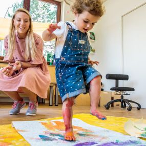 Kita Glühwürmchen Bremen  pme Familienservice Lernwelten Kinderbetreuungseinrichtung Eltern und Kind tanzen spielen fingerfarbe lachen